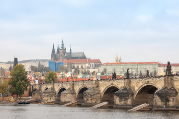 Fototapeta na wymiar Charles bridge (Karluv Most) and the Prague Castle (Prazsky hrad) seen from the Vltava river. The castle is the main touristic landmark of the city