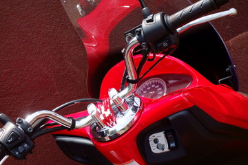 赤いスタイリッシュなバイクのメーターパネルとハンドル