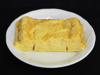 皿に盛られた卵焼き