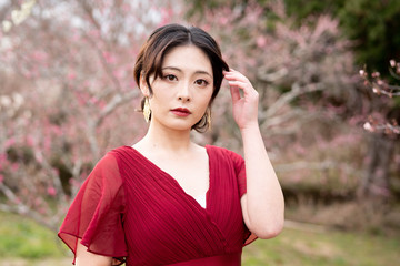 ドレス姿の女性