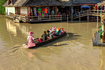 Obraz premium Pattaya Floating Market-Pattaya: 30 March 2013,Atmosphere for sale in floating market,There are many styles of products.For tourists to choose on Sukhumvit Road Bang Lamung,Chon Buri,Thailand