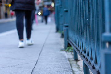 Ángulo bajo de valla de puente con gente pasando