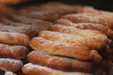 Detalle de bollería en una estantería de tienda
