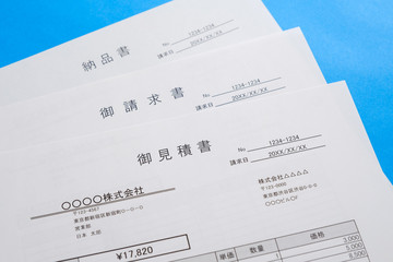 Obraz premium 見積書 請求書 納品書 商談 ビジネスイメージ 書類カット 取引