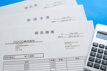 見積書　請求書　納品書　商談　ビジネスイメージ　書類カット　取引