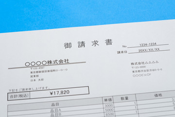 請求書のイメージカット　取引　ビジネスシーン