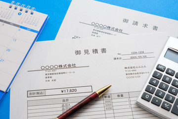 見積書のイメージカット　請求書　商談　ビジネスシーン