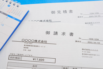 Obraz premium Scena biznesowa transakcji wyceny faktury