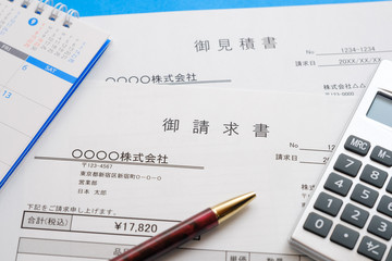 請求書　見積書　取引　ビジネスシーン