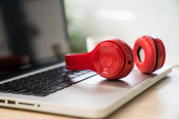 Obraz na płótnie Canvas Red headphones,red headphones with laptop