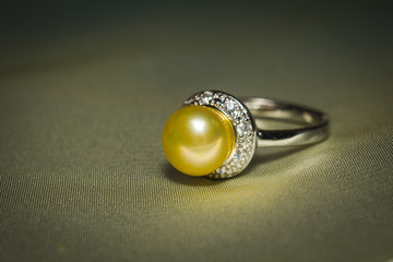 Silver ring with yellow pearl