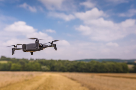 Drohne auf Feld für Landwirtschaft