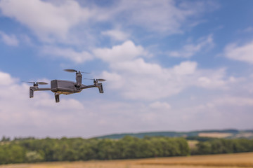 Drohne auf Feld für Landwirtschaft