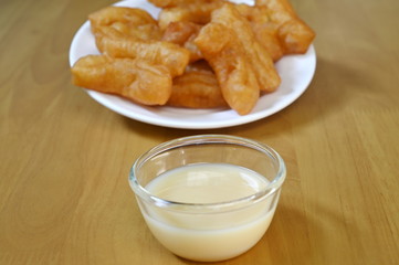 Sweetened condensed milk is served with fried fries in a dish, focusing on sweetened condensed milk. This milk is usually eaten with desserts or topped up with hot beverages such as coffee and tea.