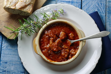 Magro o Magra de cerdo, con salsa de tomate regada con vino tinto