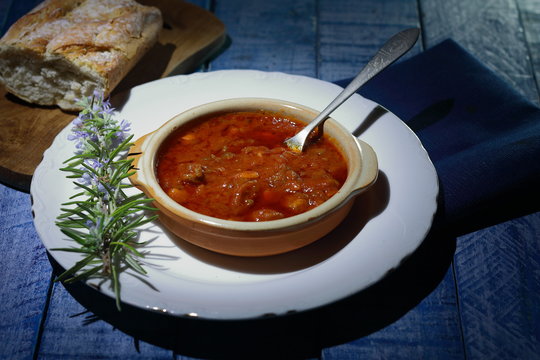 Magro o Magra de cerdo, con salsa de tomate regada con vino tinto