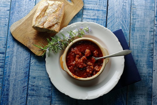 Magro o Magra de cerdo, con salsa de tomate regada con vino tinto