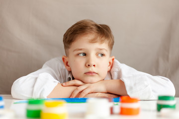 child dreams put his head in his arms