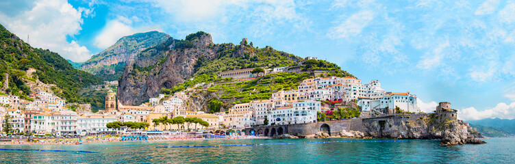 Panoramisch uitzicht, luchtfoto skyline van kleine oase van Amalfi dorp met klein strand en kleurrijke huizen, gelegen op rots, kust van Amalfi, Salerno, Campania, Italië
