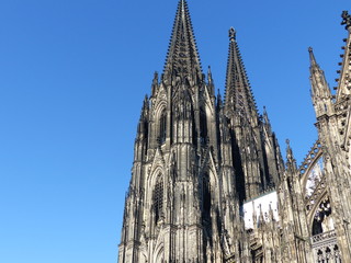 Seitliche Ansicht Türme Dom in Köln am Rhein