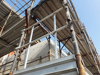 Lavori in corso nel cantiere edile in primavera
