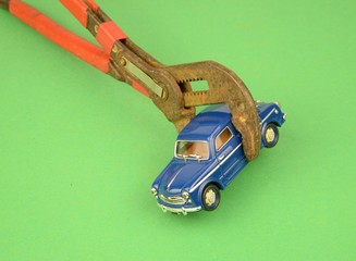 rottamazione delle auto più inquinanti: vecchia auto a benzina che sta per essere schiacciata da una una vecchia pinza  © turoch