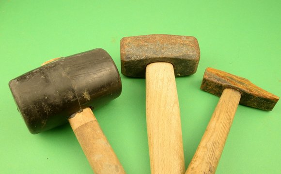 lavoro manuale, attezzi per operai e artigiani: mazza per legno, mazzetta in ferro e martello