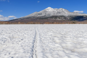 尾瀬ヶ原から見た春の燧ヶ岳