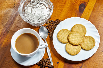 Café con leche listo para desayunar.