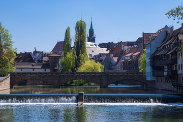 Eine Stromschnelle der Pegnitz in Nürnberg/Deutschland und die Lorenzkirche im Hintergrund