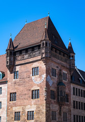 Fototapeta na wymiar Historische Gebäude mit Sonnenuhr in der Altstadt von Nürnberg/Deutschland 