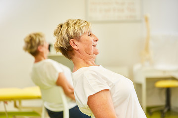 Patientin macht Rückenübung zur Haltungskorrektur