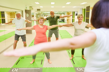 Senioren Gruppe mit Kursleiter im Fitness Workout