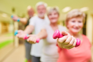 Senioren trainieren mit Kurzhanteln für Fitness