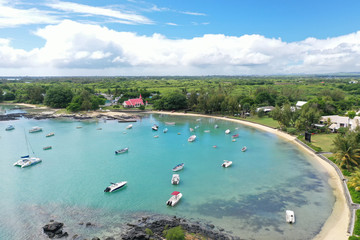 Fototapeta na wymiar Die Kirche von Cap Malheureux auf Mauritius aus der Luft