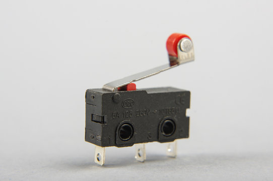 Small limit switch for mechanical movement limiting