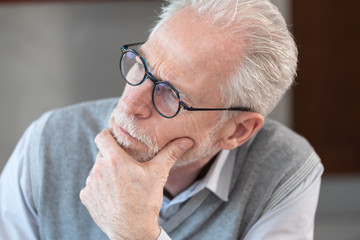 Obraz premium Pensive senior businessman