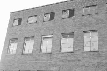 Industriegebäude mit zebrochenen Fensterscheiben zum Abriss bereit