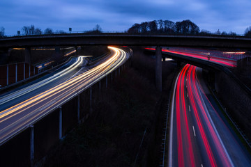 Autobahn Kreuz Anschlussstelle Auffahrt Abfahrt Blaue Stunde Langzeitbelichtung Lichtspuren...