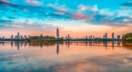 Obraz premium Xuanwu Lake in Nanjing and the skyline of urban architecture..
