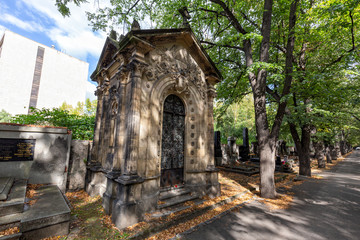 Fototapeta na wymiar Summertime at the Olsany Cemetery in Prague