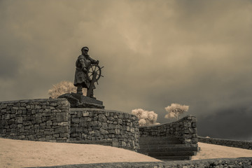 Statue an der Küste von Wales - Infrarot