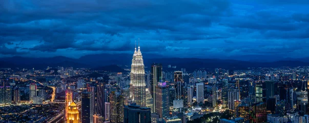 Gordijnen skyline van de stad in Kuala Lumpur © THINK b