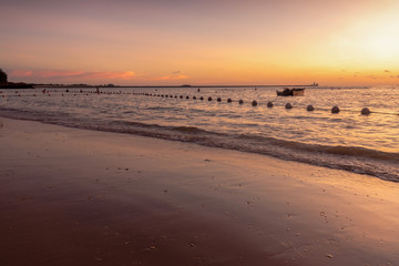 Obraz premium Sunset in the evening on the coast of Zhanjiang, China