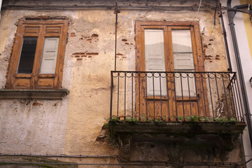 Fototapeta na wymiar old windows of an abandoned home