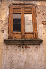 Fototapeta na wymiar old windows of an abandoned home