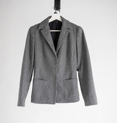 Blazer gris de lana colgado en percha