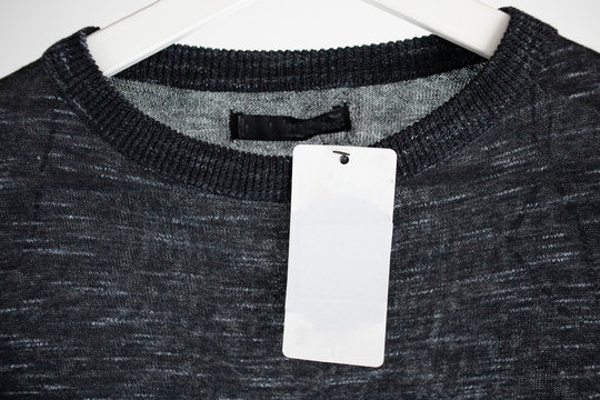 Detalle del escote de jersey negro