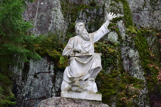 V&auml;inem&auml;inen playing on a kantele - statue of the hero of the epic Kalevala V&auml;inem&ouml;ijnen with Karelian-Finnish gusli &ldquo;kantele&rdquo; on his lap, Mon Repos Park