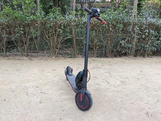 Trottinette électrique, nouveau transport urbain, ville provençale d'Aix-en-Provence dans les...